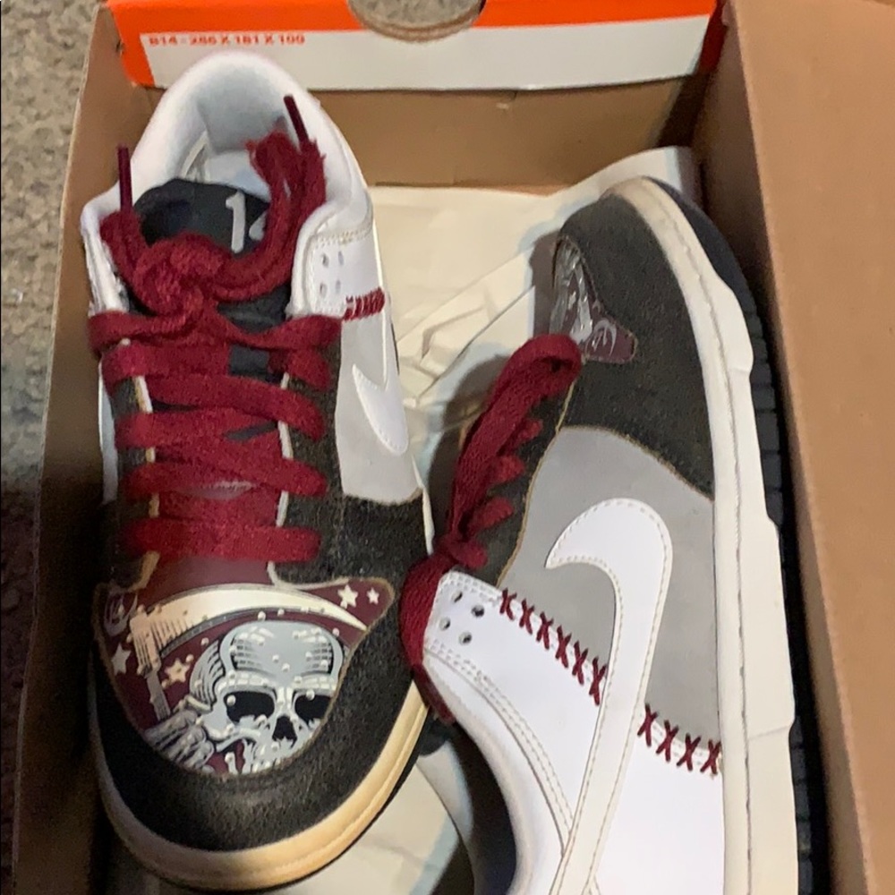 Nike dunks size 4